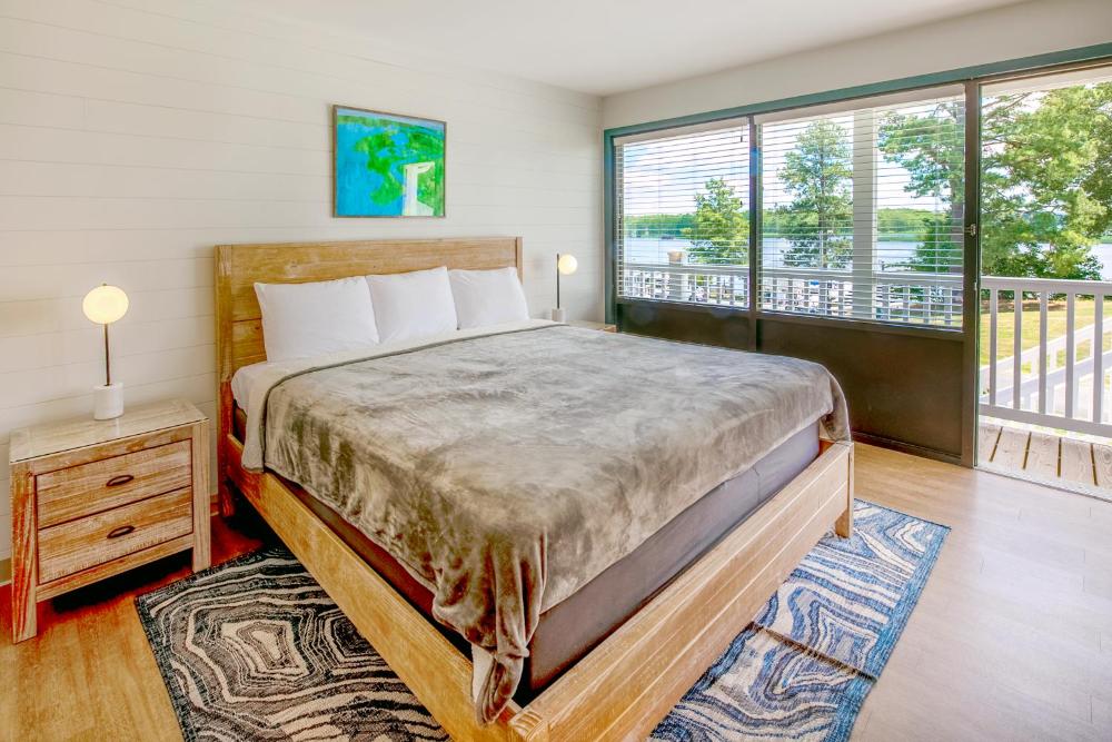 King Room with Pool View interior