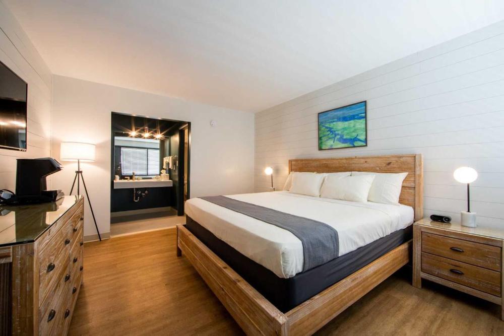King Room with Pool View interior